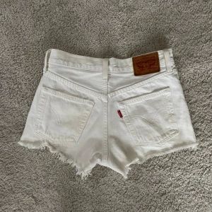 Levi’s shorts  - Helt nya Levi’s jeans shorts 🤍Passar strl XS/XXS. Säljer då de är för små för mig 🤍(Säljer för högst 50 kr då jag vill bli av med allt)