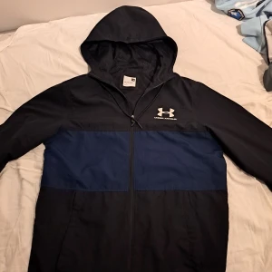 Under armour jacka  - Skicket är precis som en ny vad jag kan se. Herrstorlek xs. Rekommenderas inte om man vanligtvis har större storlekar typ M eller L 