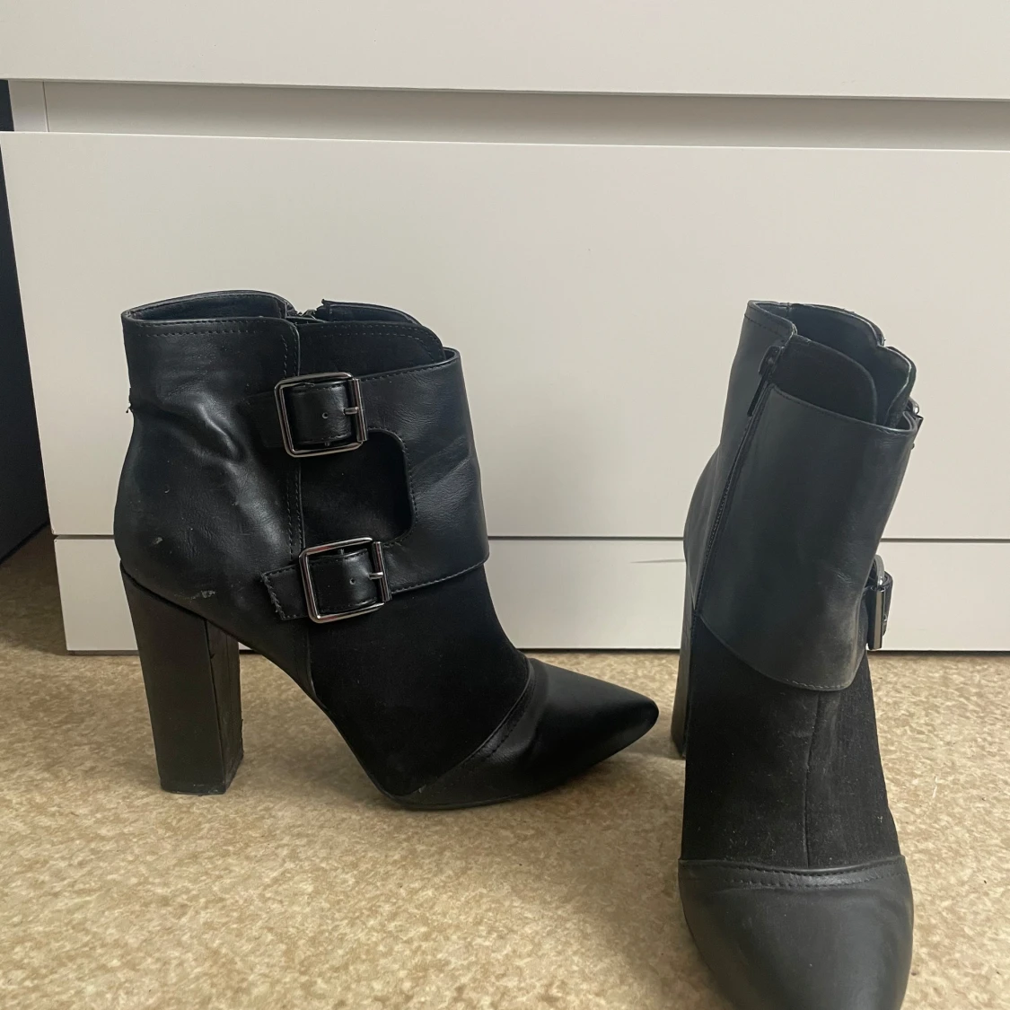 Svarta boots med spännen och klack