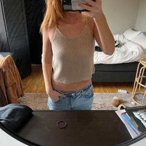 Beige stickad linnetopp från Zara - Bra skick, skulle säga att det är en Xs/S