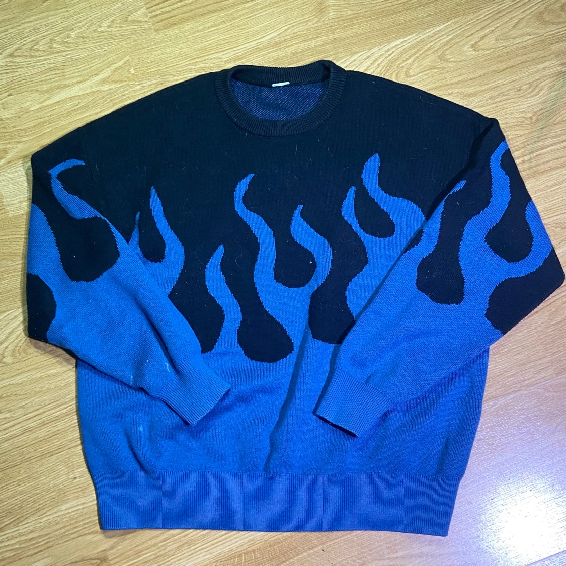 Blå och svart tröja med flam-mönster