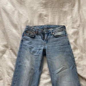 Ljusblå raka arrow jeans från Weekday - Säljer ett par ljusblå jeans från Weekday i modellen Arrow Low Straight. Jeansen har klassisk femficksdesign, låg midja och raka ben. Perfekta för en avslappnad stil och passar till det mesta.