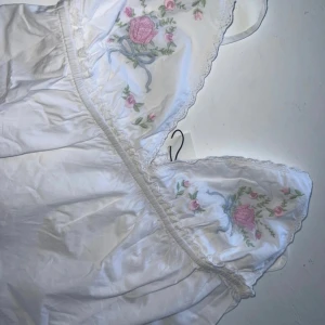 Bik bok top🌸 - Jätte fint Bikbok linne med broderi & fina detaljer ☺️ Helt ny med prislapp (nypris 299kr)  Helt slutsåld 🌸