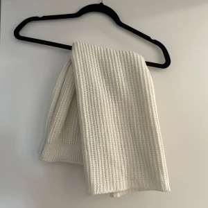 Stickad kjol - En fin stickad kjol. Svår att ta bild på.. skickar gärna mer vid intresse. Aldrig använd. Inte genomskinlig fast den är stickad. 🌸 Väldigt skönt material. Den är köpt utomlands så står därför storlek 10 i den. Tycker den motsvarar en M