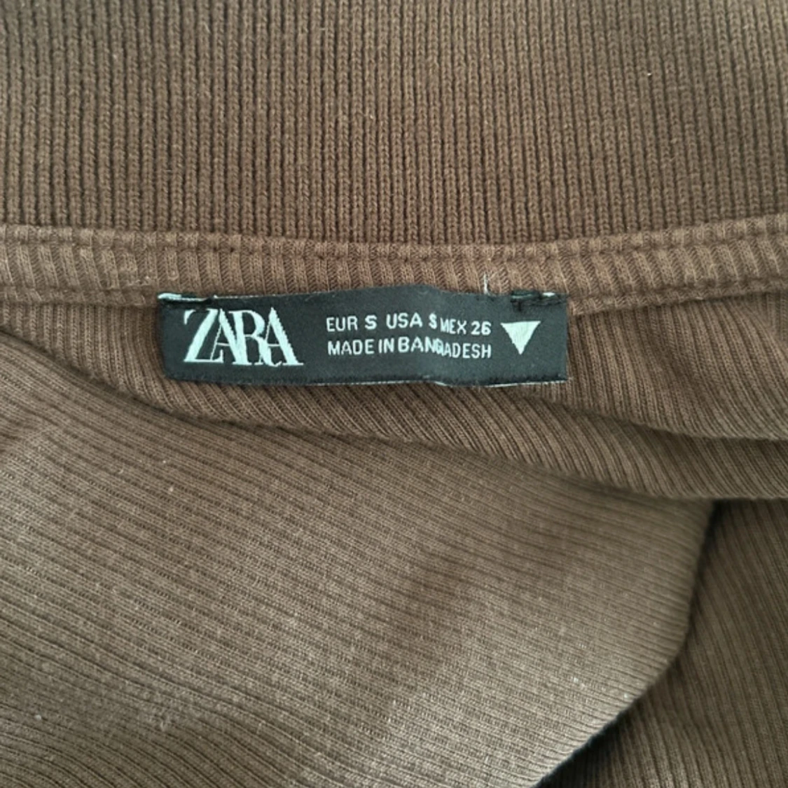 Brun croppad ribbad topp från Zara - 1