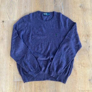 Ralph Lauren merinoull sweater  - Säljer en Ralph Lauren sweater. Tröjan är lila och gjort av merinoull. Den är i väldigt bra skick. Storlek L men sitter mer som M/L. Priset kan diskuteras. 