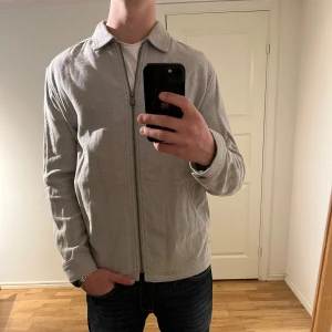 Dobber Overshirt med dragkedja  - Säljer denna sjukt snygga Overshirten från Dobber⭐️ Färgen är grå och storleken är M✅Jackan har inga defekter och skicket är utomordentligt🙌🤝 Sjukt najs passform och passar perfekt som vår och sommarjacka☀️🙌 Tveka inte på att höra av er dig vid minsta fråga eller fundering😊