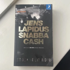 Säljer den populära boken ”Snabba Cash” an Jens Lapidus  - Jättebra skriven bok,perfekt att läsa nu inför våren&sommaren och den är så underhållande/spännande att du inte kommer kunna lägga ifrån dig den🌸Den är skriven på svenska,är första boken i serien, är lite äldre(syns på bild)men annars i väldigt bra skick och den är i Månpocket⭐️Den är även bra för erfarna läsare och nybörjare👌🏻Den är skriven av den kända författaren Jens Lapidus och det är en så bra deckare(finns även kända filmer som är gjorda av boken)skriv om funderingar&priset kan diskuteras😊