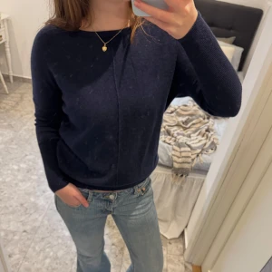 Kashmir tröja mörkblå  - Säljer en enkel och stilren mörkblå stickad tröja i 100% Kashmir från redoute. Tröjan har lång mudd som går upp till ungefär armbågen och knappar i bak. Mycket bra skick!