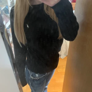 Svart tröja från Polo Ralph Lauren - Säljer den här svarta långärmad tröjan från Polo Ralph Lauren, köpt i en second hand-butik för ca 600 kr. Skön och snygg med klassisk logga på bröstet. Storlek XL (herr), men jag har S och tycker den sitter snyggt oversized. Passar XS-M beroende på hur man vill att den sitter. Säljer bara för att jag inte använder den längre. Skriv om ni har frågor och om ni är intresserade av att köpa! 💞
