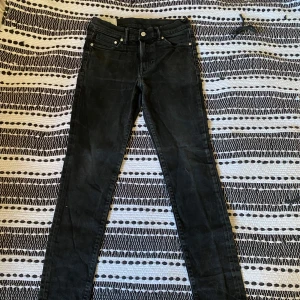 Snygga jeans - Svarta jeans skinny fit med fickor bak och fram, har en reva längre ner på ena benet, i övrigt fri från defekter och skavanker 🌸