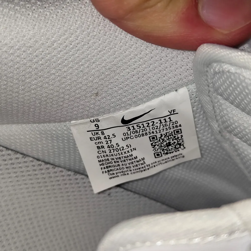 Säljer ett par klassiska helvita Nike Air Force 1 sneakers. Skorna har en stilren design med perforerad tå, snörning och platt sula. Perfekta för dig som gillar en clean och tidlös look. Materialet är skinn och de passar till många olika outfits.. Kengät.