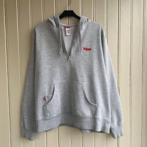 Levi’s zip up hoodie  - En halv zip up hoodie från Levi’s i mycket fint skick utan några fläckar eller skavanker. Storleken är XL men den passar väldigt bra som oversized. Tveka inte på att skriva om du har några frågor!!💬💬