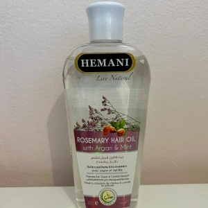 Hemani Rosemary Hair Oil med Argan & Mint - Hemani Rosemary Hair Oil med argan och mint är en närande hårolja som främjar hårväxt och motverkar grått hår. Oljan innehåller rosmarin, arganolja och mint för att stärka och fräscha upp hårbotten. 