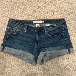 Blå jeansshorts från L.O.G.G. - Snygga low waist jeansshorts från L.O.G.G. 