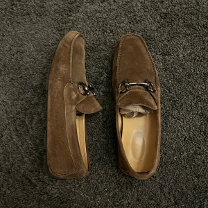 Salvatore Ferregamo mockasiner  - Riktigt feta mockasiner från Salvatore Ferregamo. Står storlek 8 inuti, passar alltså storlek 42. Bra skick och väldigt bekväma. Nypris cirka 8000kr 