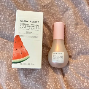 Glow Recipe Dew Drops - Glow Recipe Watermelon Glow Niacinamide Dew Drops är ett serum som ger lyster och återfuktar huden. Kommer i en rosa glasflaska med pump och tillhörande förpackning med vattenmelonmotiv. Innehåller niacinamid och hyaluronsyra för en jämnare hudton. Endast testats 3 gånger och är nästintill ny!💞