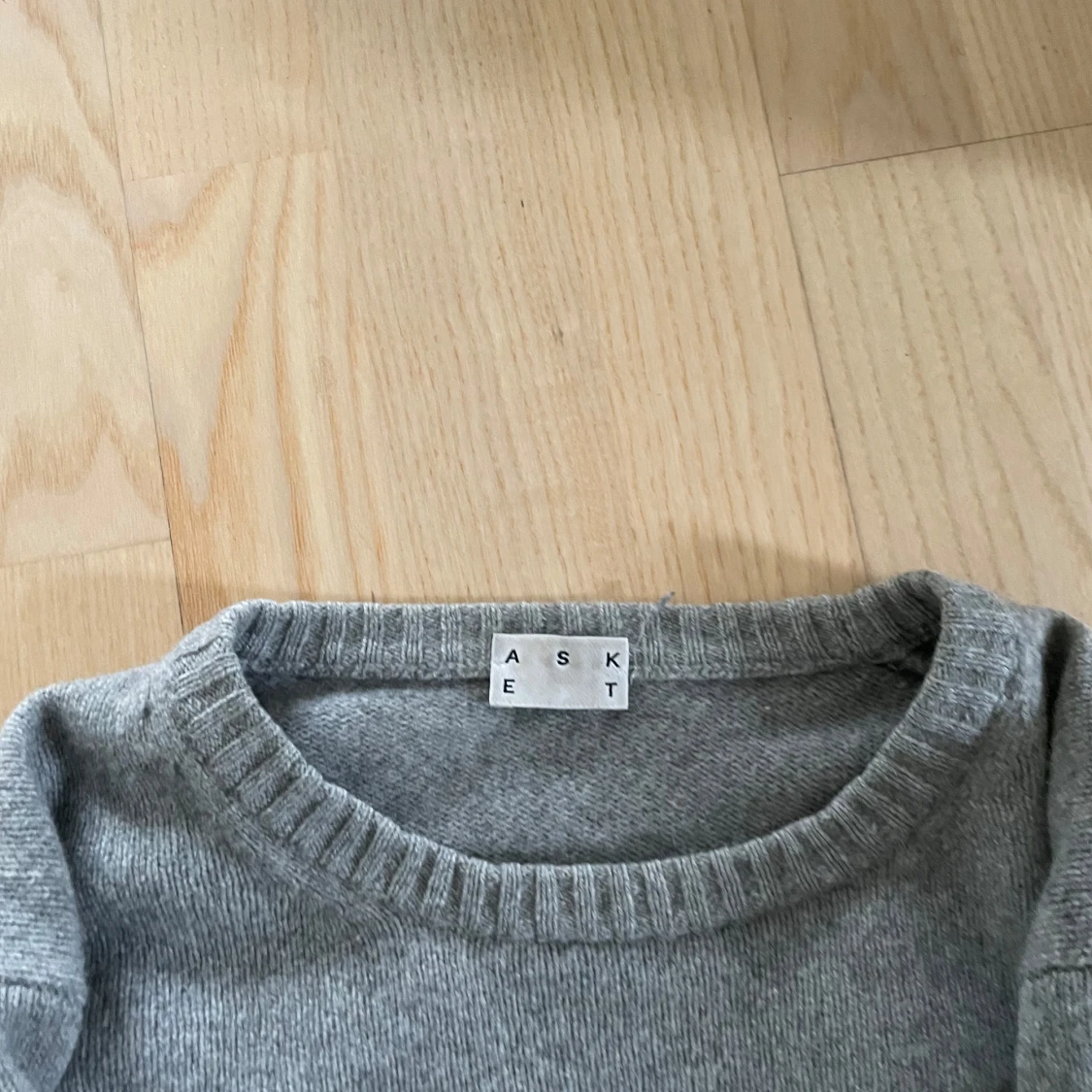Grå stickad tröja från Asket - 1