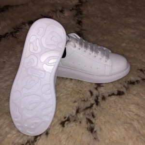 Alexander McQueen skor - Vita Alexander McQueen skor som är helt oanvända! Storlek 41. Hör av er för fler bilder!