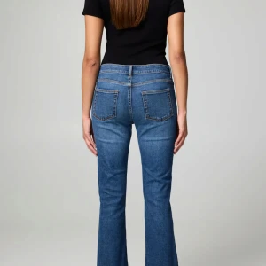 Blå bootcut jeans från bik bok använda 1 gång  - Säljer ett par klassiska blå bootcut jeans med normal passform och låg midja. Jeansen har 4 fickor, dragkedja och knapp framtill samt lätt utsvängda ben. Perfekta till vardags och enkla att styla. Passar fint med klackar 