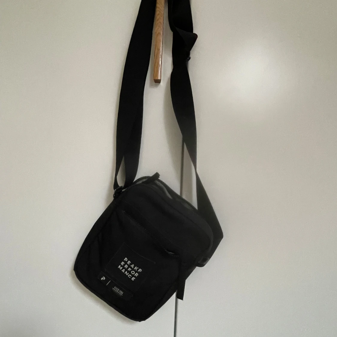 Svart axelväska från Peak Performance - 3