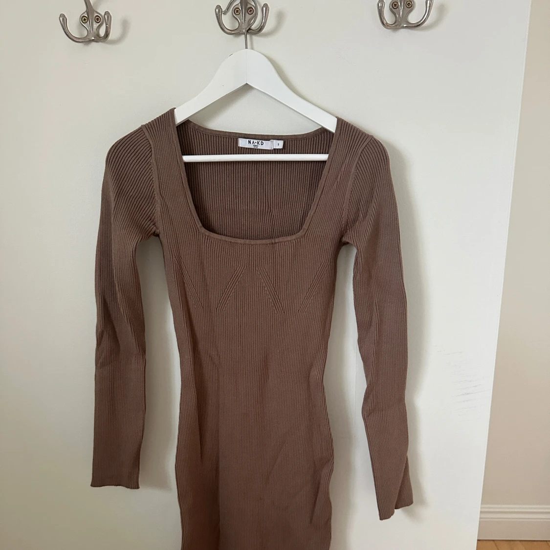 Brun ribbad långklänning från NA-KD