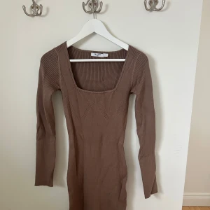 Brun ribbad långklänning från NA-KD - Beige/brun ribbad långklänning från NA-KD i storlek S