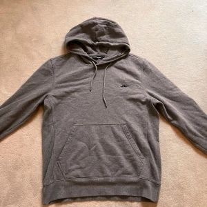 J Lindeberg hoodie - Grå j lindeberg hoodie storlek M men sitter som S. 