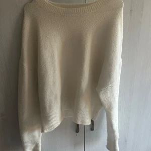 Vit stickad tröja - Mysig vit stickad tröja med en avslappnad passform. Funkar till alla årstider🩷🩷