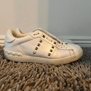 Valentino garavani rockstud - Snygga Valentino Rockstud skor | Storleken är 41, kan fixa innermått vid osäkerhet | Inget Og | Självklart äkta | Hör av er vid frågor eller funderingar!