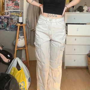 Beige Cargo Byxor - sparsamt använda, har några fläckar vid benet (se bild 4), jag är 1,63cm.