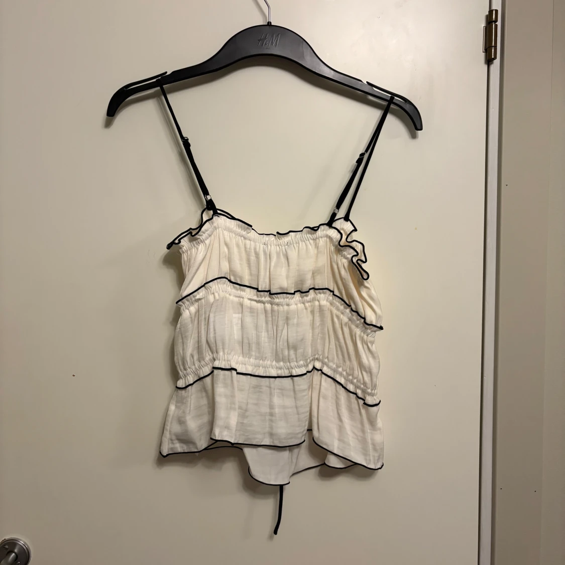 Vit och svart linnetopp från Gina Tricot - 1