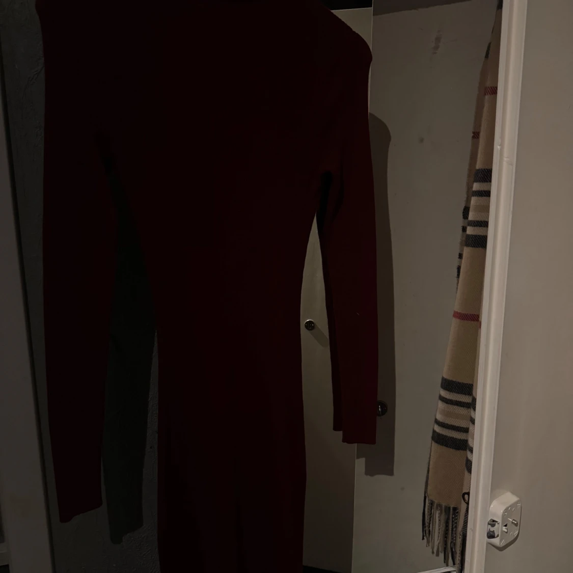 Röd längärmad klänning - 1