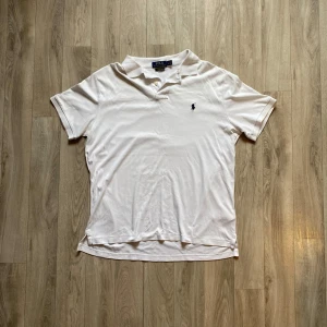 Ralph Lauren piké  - • Säljer en ny Ralph Lauren Piké  • Pikén är i nyskick, utan några tydliga tecken på användning eller slitage   • Storleken är L och är true to size   • Köp fraktas inom 48h men siktar alltid på samma dag 👍🏼📦  • Priset kan diskuteras vid snabb affär 🙌🏼 