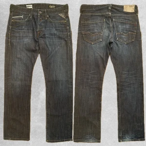 Replay Raw Selvedge Jeans  - Säljer nu dessa riktigt feta Replay jeansen. Jeansen har en riktigt snygg tvätt och kommer bara att bli snyggare med tiden. Storlek 30/30.  Modell Waitom, Sitter slim-fit men mer åt regular hållet.  Mått: Midja 41cm, Inseam 74cm, Totallängd 100cm, Benöppning 19cm. Har en jätte liten skada i skrevet, inget som märks. Hör av dig om du undrar något eller vill ha fler bilder! Pris är diskuterbart vid snabb affär!