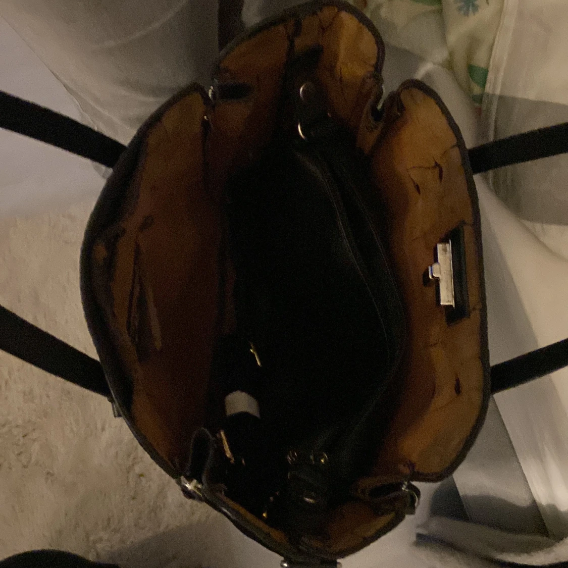 Svart handväska i ormskinnsmönster från Michael Kors - 3