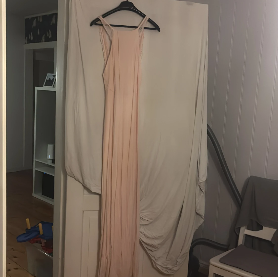 En balklänning och en skolavslutningsklänning