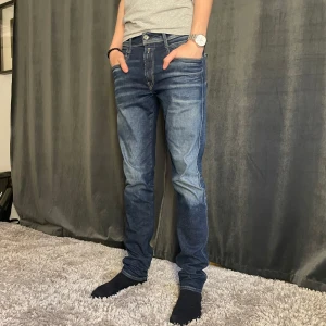 Blå jeansbyxor från Replay - Ett par riktigt sköna blå jeans från Replay med snygg tvätt. Perfekta till vardags och passar till det mesta. Skick 8/10✅ pris kan diskuteras vid snabb affär💸