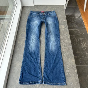 Bootuct jeans med slitningar - Så himla coola jeans med slitningar och snygga fickor bak! Tyvärr finns ingen bild på då de inte passar mig. Midjemått: ca 38 cm.  innerbenslängd: ca 78 cm.  midjehöjd: ca 19 cm . Svårt att uppskatta en exakt storlek men kolla på måtten. 💕