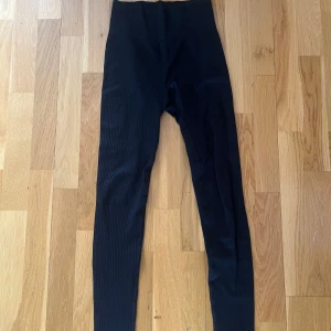 Svarta ribbade leggings från lager 157  - Säljer ett par svarta leggings med ribbad struktur och hög midja från Lager 157. Stretchigt material som sitter tight och bekvämt. Storlek S och knappt använda.💓