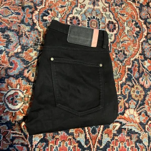 Svarta acne blå konst jeans! - Sjukt feta svarta jeans från acne! Modell:Max stay black midja:39 längd:98