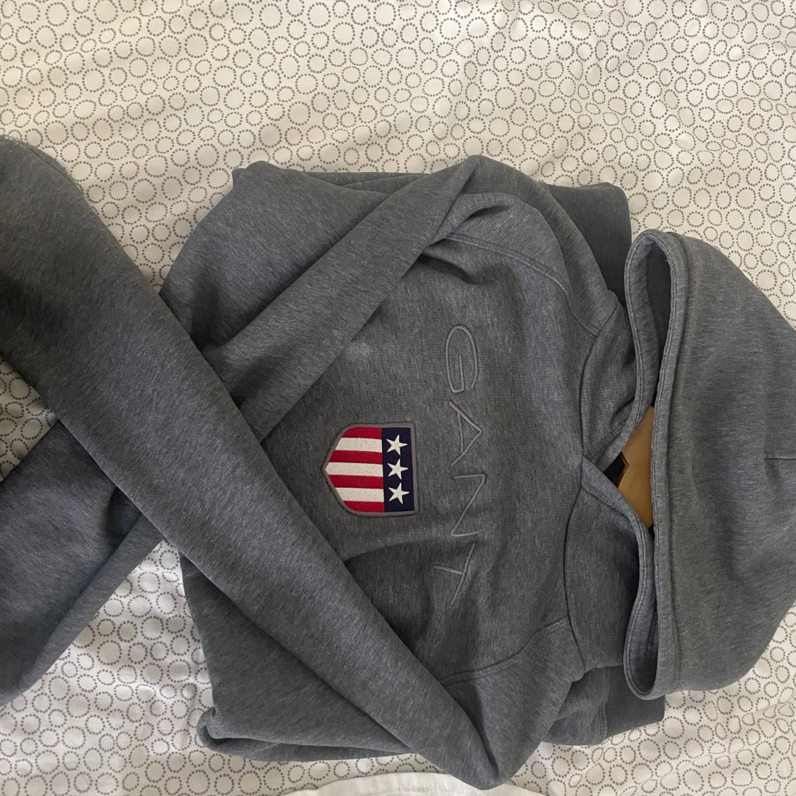 Grå hoodie från Gant med broderad logga - 4