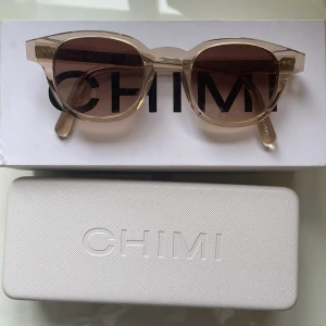 Beige solglasögon från CHIMI - Snygga solglasögon från CHIMI med transparent beige båge och runda linser i brun ton. Kommer med original boxarna. Perfekta för att lyfta din stil under soliga dagar. Använda fåtal gånger