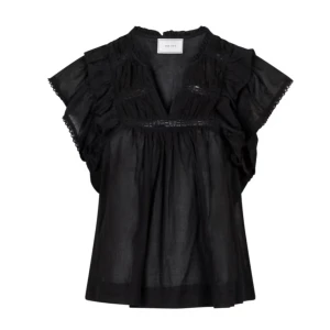 Neo noir blus - Säljer en svart blus med v-ringning och volangdetaljer längs axlarna. Blusen har korta ärmar och är tillverkad i ett lätt, tunt material som ger en luftig känsla. Perfekt att styla med jeans eller kjol.