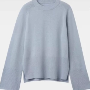 Ljusblå stickad tröja - En stilren ljusblå stickad tröja med rund halsringning och långa ärmar. Tröjan har ribbade muddar vid ärmslut och nederkant för en snygg detalj. Superskön och knappt använd!