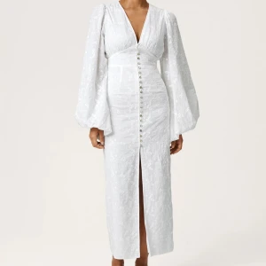 Positano Dress Adoore - Positano Dress från Adoore i stl 32. Klänningen är inte använd men prislapp är ej kvar. Säljer pga fel storlek. Passar perfekt till student eller till sommaren. Nypris 1695kr