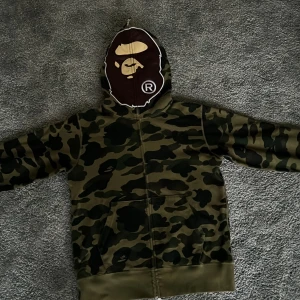 Bape hoddie  - Använd ett fåtal gånger och köpt i london  Äkta  Storlek M men passar S-M Kvitto finns 