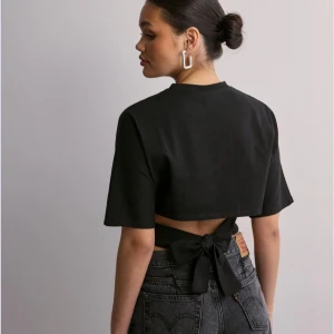 Nelly topp - Så söt t-shirt från Nelly med knytning där bak🥰