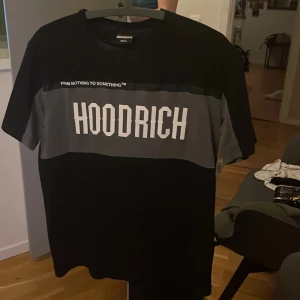 Hoodrich T-shirt - Köptes från JD för ett tag seda. Den kostade 450kr. Inget fel på tröjan den används bara aldrig. 