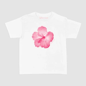 Vit baby tee med rosa blomma - Vit baby tee med stor rosa blomma tryckt på bröstet. Tröjan har klassisk passform och korta ärmar. Perfekt för dig som vill ha en enkel men snygg look med en färgglad detalj.